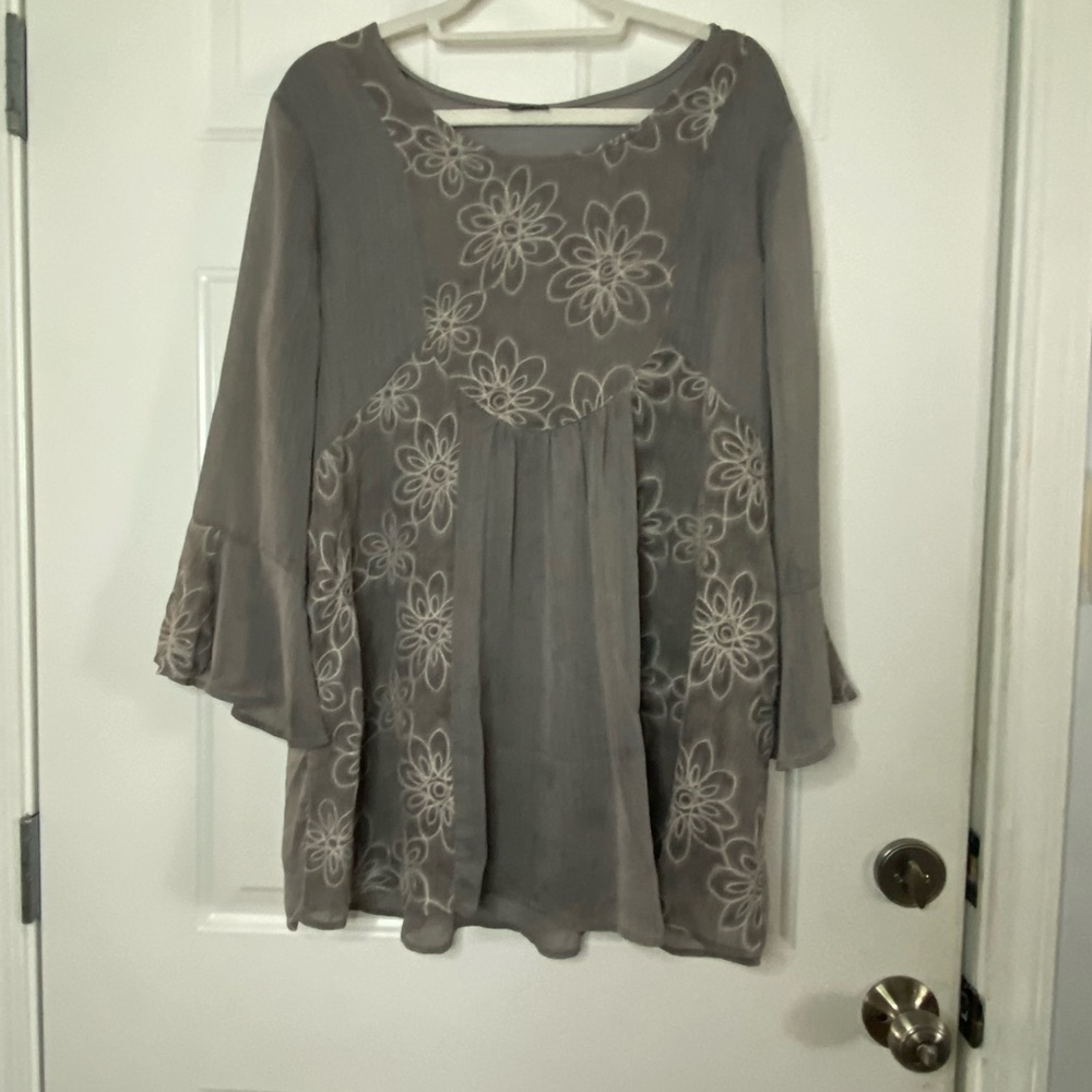 🌚EUC! Calstyle Grey Embroidered Blouse🌚